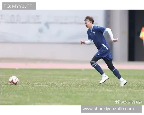 足球明星身着中文服饰的精彩瞬间展现传统文化魅力与运动精神